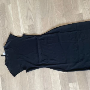 Svart mini klänning - Säljer denna svarta mini klänning från H&M,aldrig använd endast provat den. Tajt passform men väldigt stretchig. Storlek xxs.