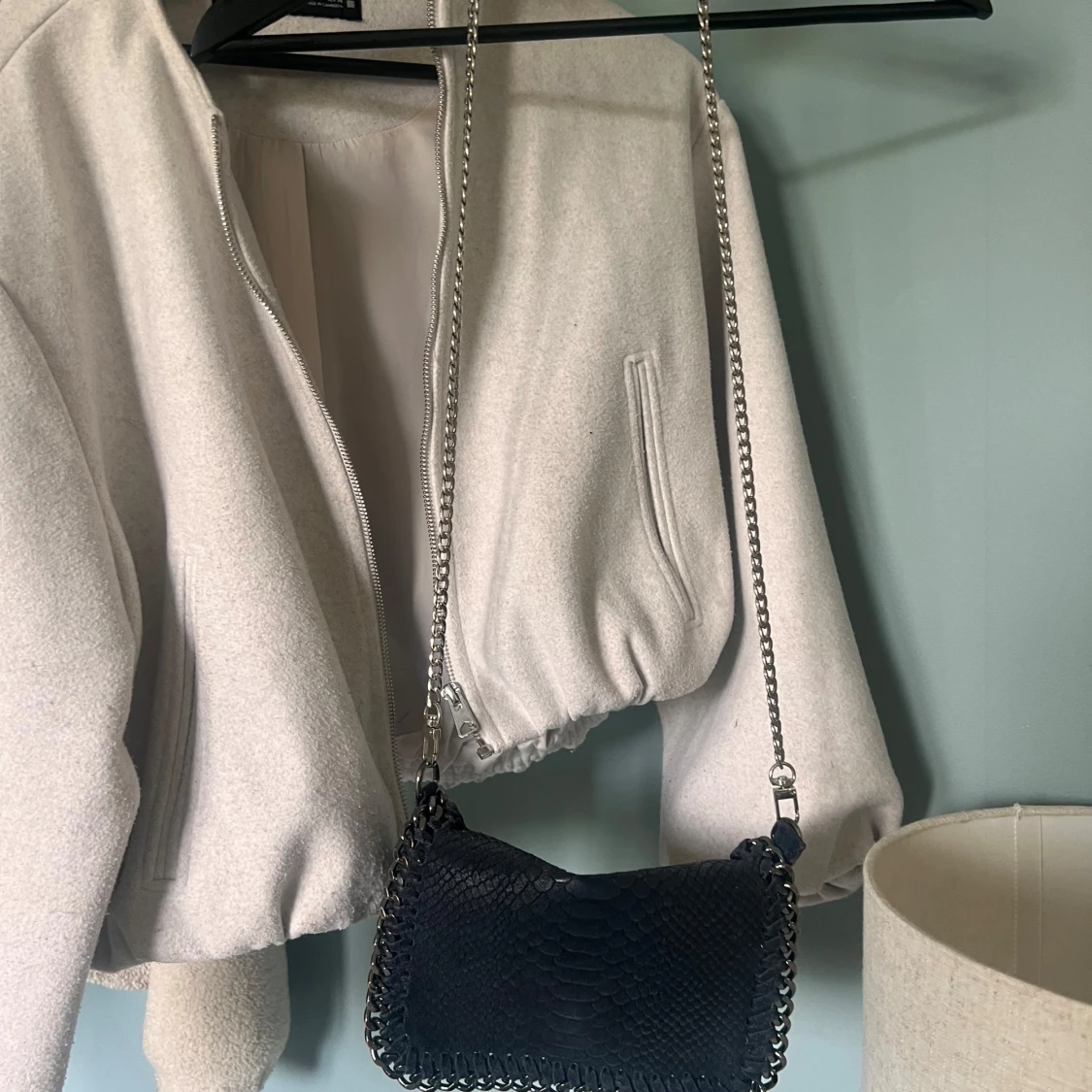 Svart axelväska med kedja - 1