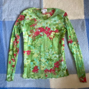 Meshtopp  - Åker bort i två veckor 29/6 så köp innan dess om du ej vill vänta🌸  Jättefin vintage mesh-topp med paljetter. Storlek M men jag skulle säga S, kolla måtten bland bilderna🩷 Hör av dig om du undrar något🌸