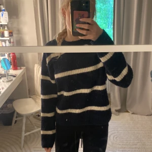 Mysig stickad tröja - Jätte söt mysig stickad tröja randig💙🤍