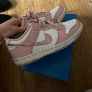 Rosa nike dunks - Storlek 38,5.