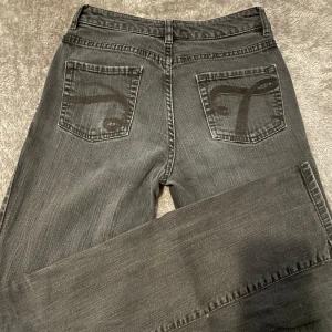 Svarta jeansbyxor från Robin's Jean - Snygga svarta jeans från Robin's Jean med ikoniska vingbroderiet i midjan och coola detaljer på bakfickorna. Low-waist och utsvängda (inte jätte bootcut) :) 