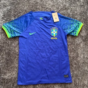Brasilien fotbollströja - Säljer min helt nya Brasilien tröja, är i nytt skick, är i storlek S, har du frågor om bilder kontakta
