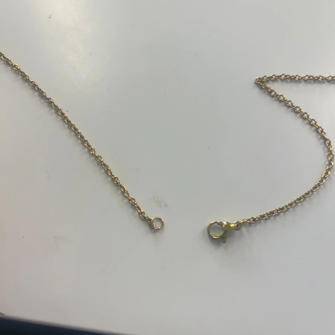 Guldigt halsband med bokstaven M - 2