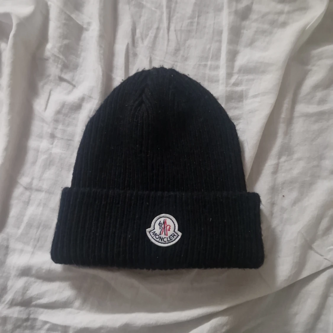 Svart Moncler ribbstickad mössa