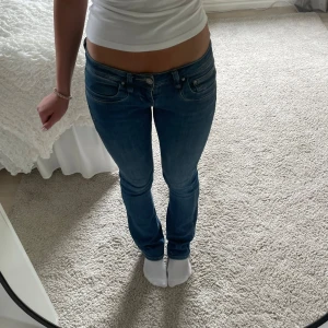 Lågmidjade jeans - Säljer dessa blåa lågmidjade bootcut jeansen ifrån LTB. Modellen är valerie och storleken är W24 L34. Jag säljer dem för 500 kr. Skriv privat för frågor eller fler bilder.🩷