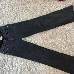 Grå bootcut jeans från 157 - Snygga grå jeans från 157 med bootcut-modell. Dom är klippta några centimeter och jag kan sälja väldigt billigt så kom med förslag och eller frågor! Kan även skicka med dessa på köpet av en annan vara från min profil💕