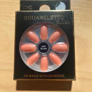 PS Squareletto Gloss Just Blush naglar - FÅ DESSA GRATIS VID KÖP AV ANNAN VARA HOS MIG! Oanvänd🩷24 st lösnaglar i färgen Just Blush från PS. Naglarna har en glossig finish och en squarletto-form. Färgen är en mjuk, persikorosa ton. Lim medföljer i förpackningen, vet dock inte hur bra det är då jag köpte för ett tag sen, men värt ett försök👌