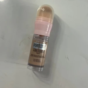 Maybelline Perfector 4-in-1 Glow 00 - Maybelline Instant Anti-Age Perfector 4-in-1 Glow i nyansen 00 Fair/Light. Denna multifunktionella produkt funkar som primer, concealer, highlighter och BB-cream. Kommer i en smidig flaska med inbyggd svampapplikator och har en ljus, naturlig ton med glow-effekt.