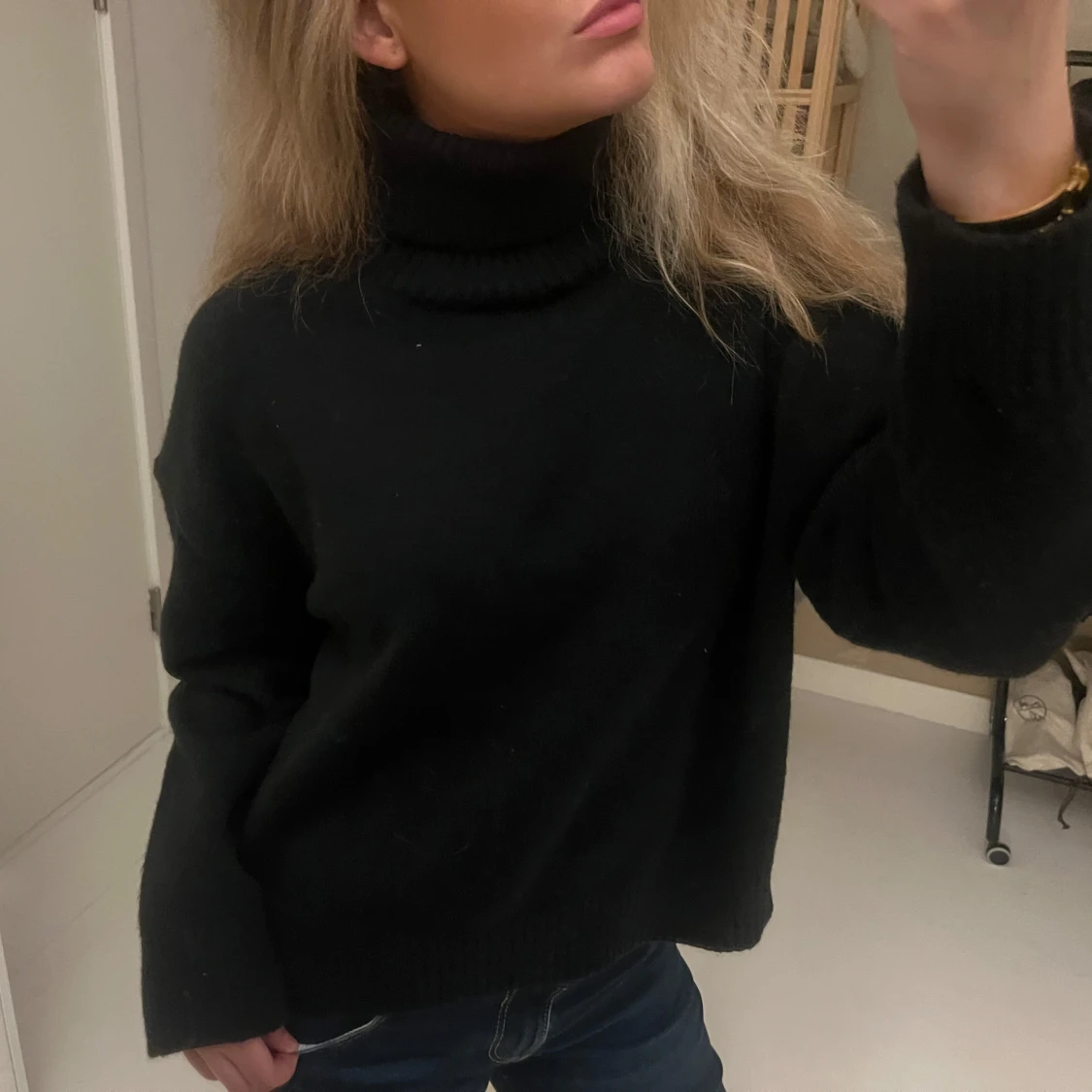 Svart polotröja i stickat material