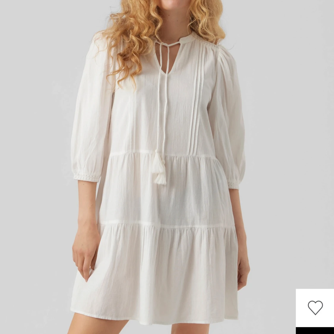 Vit kort klänning med knytband