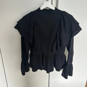 Topp med volanger - Från Gina, superfin