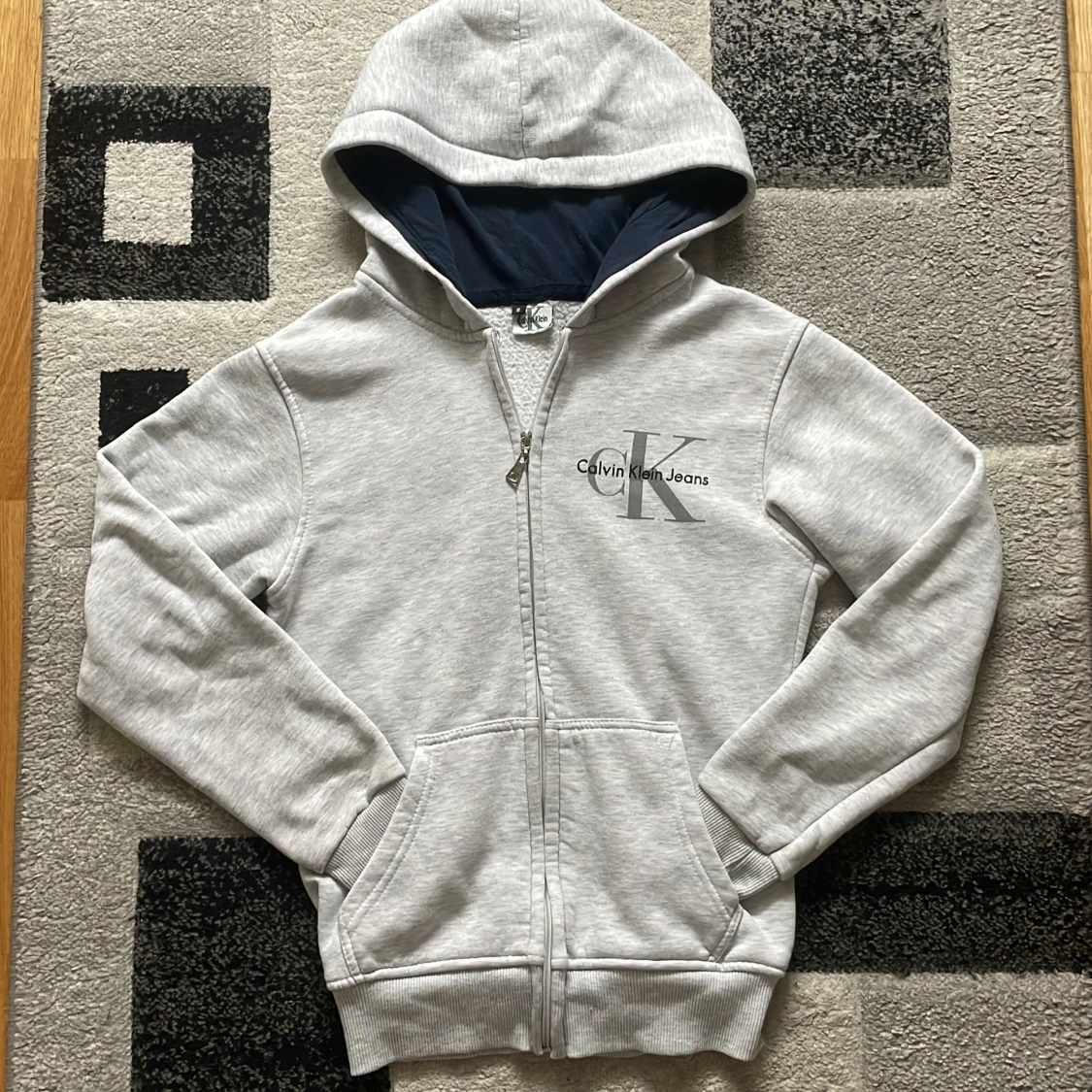 Grå hoodie från Calvin Klein Jeans