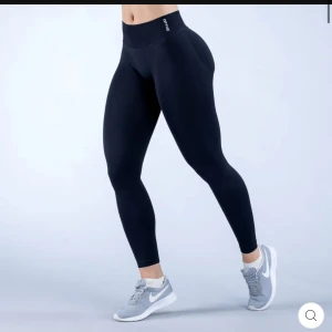 Dfyne impact leggings  - Helt nya impact tights från dfyne i färgen midnight black. Dessa är i storlek M men har vanligtvis S i dfyne men den svarta färgen är mindre i storlek ☺️