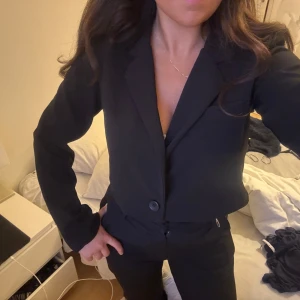 Svart cropped kavaj  - Svart cropped kavaj med en enkelknäppning och smal krage från Bikbok i storlek M 🖤