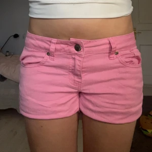 Rosa jeansshorts  - Jätte fina Lågmidjade jeansshorts 💕 Midjemått: 39 cm rakt över 💕 Jag har vikt in de på första bilden men man kan också ha de som på bild 4! 