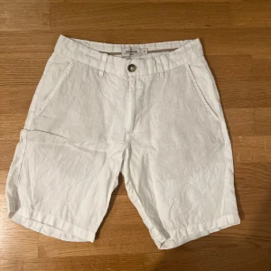 Linne shorts - Säljer nu dessa vita linneshorts från Dressman i storlek Xs. Dem har inga tecken på användning och passar perfekt till sommaren. Vid minsta funderingar är det bara att kontakta🙏
