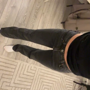 Grå low waist straight jeans från bikbok - Säljer ett par grå jeans från bilbok med låg midja och raka ben. Klassisk femficksmodell med silverfärgad knapp och bälteshällor. Jeansen har en snygg tvättad finish och är perfekta för en chill och stilren look. Mycket bra skick. Storlek W25 L32 som hjälp är jag cirka 173cm och sitter perfekt på mig