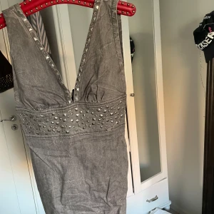 Grå klänning med nitar - Så fin klänning som är nästan oanvänd! Storleken är M men passar mig som brukar ha S, dock kanske lite stor i överdelen. 