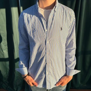 Ralph lauren skjorta  - Säljer denna sjukt snygga Ralph lauren skjortan till riktigt bra pris! Modellen är 183 cm lång och väger 70 kg