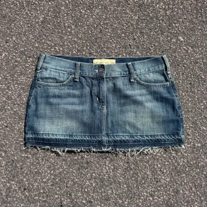 Lågmidjade jeans kjol  - Så snygg jeans kjol som tyvärr inte passar mig och har därför ingen bild på! Midjemått tvärsöver:44cm Längd:28cm💕