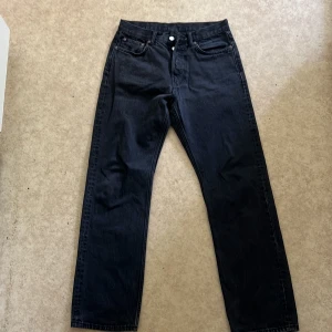 Weekday Jeans - Säljer mina gamla Weekday Jeans eftersom dom inte passar mig längre, modellen är Space Relaxed så dom är lite loose storleken är 28/32