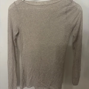 långärmad tröja från Intimissimi - ”Boat Neck Ultralight tröja i modalkashmir” från intimissimi i färgen ”Nude - 7525 - Beige Snäcka Melerad”. Knappt använd, mycket bra skick. Storlek S. Säljes för 300kr (kostar 489kr på intimissimi). Jättefin men inte min stil! Betalning endast via Plick. Hör av er vid frågor och pris går att diskutera!💗