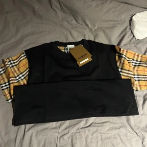 Burberry t-shirt svart - svart burberrytröja som säljs då den enbart ligger i lådan och dammar. helt oanvänd. taggs och lappar tillkommer. M/L. vill få den såld snabbt därav priset, hör av dig vid intresse ‼️‼️