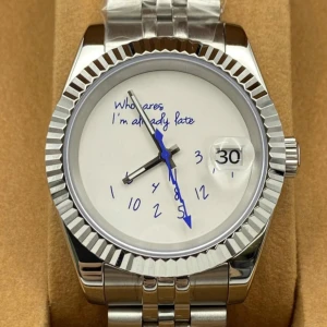 Seiko mod who cares - Unik klocka i silverfärgat stål med vit urtavla och blå visare. På urtavlan står det "Who cares I'm already late" och siffrorna är utspridda på ett lekfullt sätt. Klockan har datumfönster och länkarmband i metall. Perfekt för dig som gillar humor och stil.