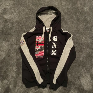 Geographical Norway Hoodie - Säljer en riktigt fräsch och stilren fleece hoodie från Geographical Norway! Tröjan är i mycket bra skick, och passar perfekt nu för våren! Tveka inte på att höra av dig vid minsta lilla fundering!💛
