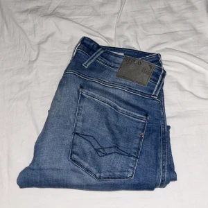 Replay Anbass ljusblå jeans - Snygga ljusblå jeans från Replay, modell Anbass. Klassisk femficksdesign med Replay-logga på fickan och bak. Jeansen har en slim passform och är tillverkade i mjukt denim med lätt slitna detaljer för en cool look.