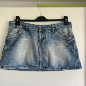 Blå jeanskjol från G-star - Ljusblå jeanskjol från G-star, superfint skick och fina detaljer. Stor på mig som har storlek S i underdel. Midjemått 44cm