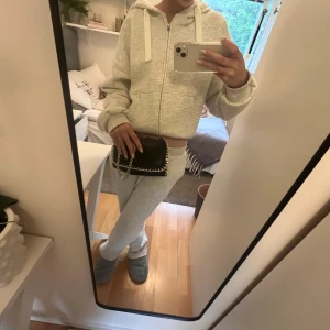 Svart väska  - Supersnygg svart väska, säljer då den inte kommer till användning 💖💖