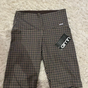 Brun-rutiga träningsshorts aim’n  - Jag säljer ett par sköna brun-rutiga shorts från aim’n. De är aldrig använda så prislappen är fortfarande kvar. De är lite längre i benen och sitter tajt men väldigt bekvämt. 