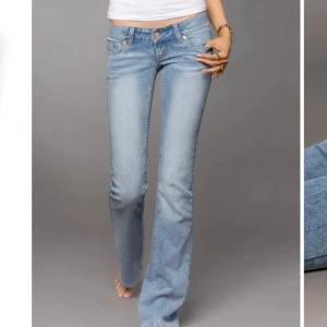 Ljusblå bootcut jeans - Snygga ljusblå jeans med bootcut passform och låg midja. Jeansen har klassiska fem fickor, dragkedja och knapp framtill. Perfekta för dig som gillar en avslappnad men ändå trendig look. Aldrig använda och väldigt bra skick men har ingen prislapp kvar. 