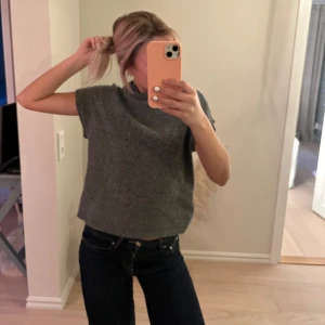 Stickad tshirt  - Säljer en grå stickad tshirt med en lite högre hals. Visar tecken på nopprighet men annars fräsch, skriv om ni har frågor💞