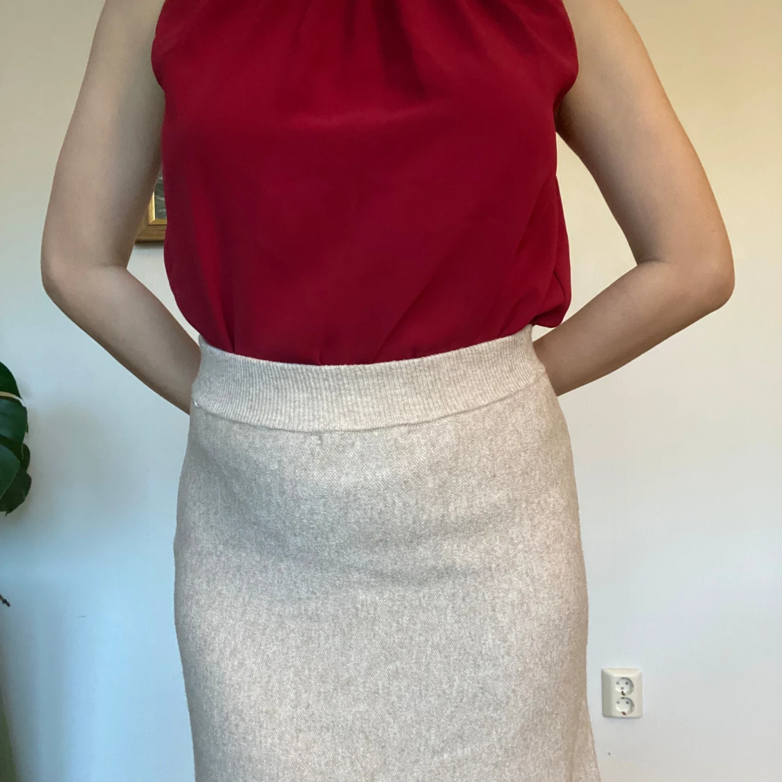 Röd ärmlös blus med knyt i nacken - 3