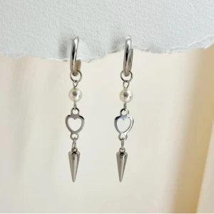 Handgjorda örhängen  - Handgjorda örhängen●💎Material- 100% rostfritt stål och pärlor ●Örhängeskrokar -rostfritt stål. Nickel fri. Längd -6,5cm.Vattentåliga, ändrar inte färgen! 