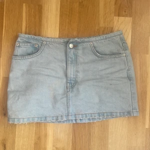 Jeanskjol  - Skitsnygg jeanskjol, midjemått runt 37