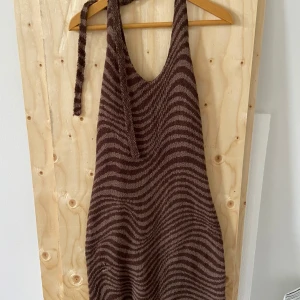 Brun stickad klänning - Några lösa trådar, går lätt att fixa.