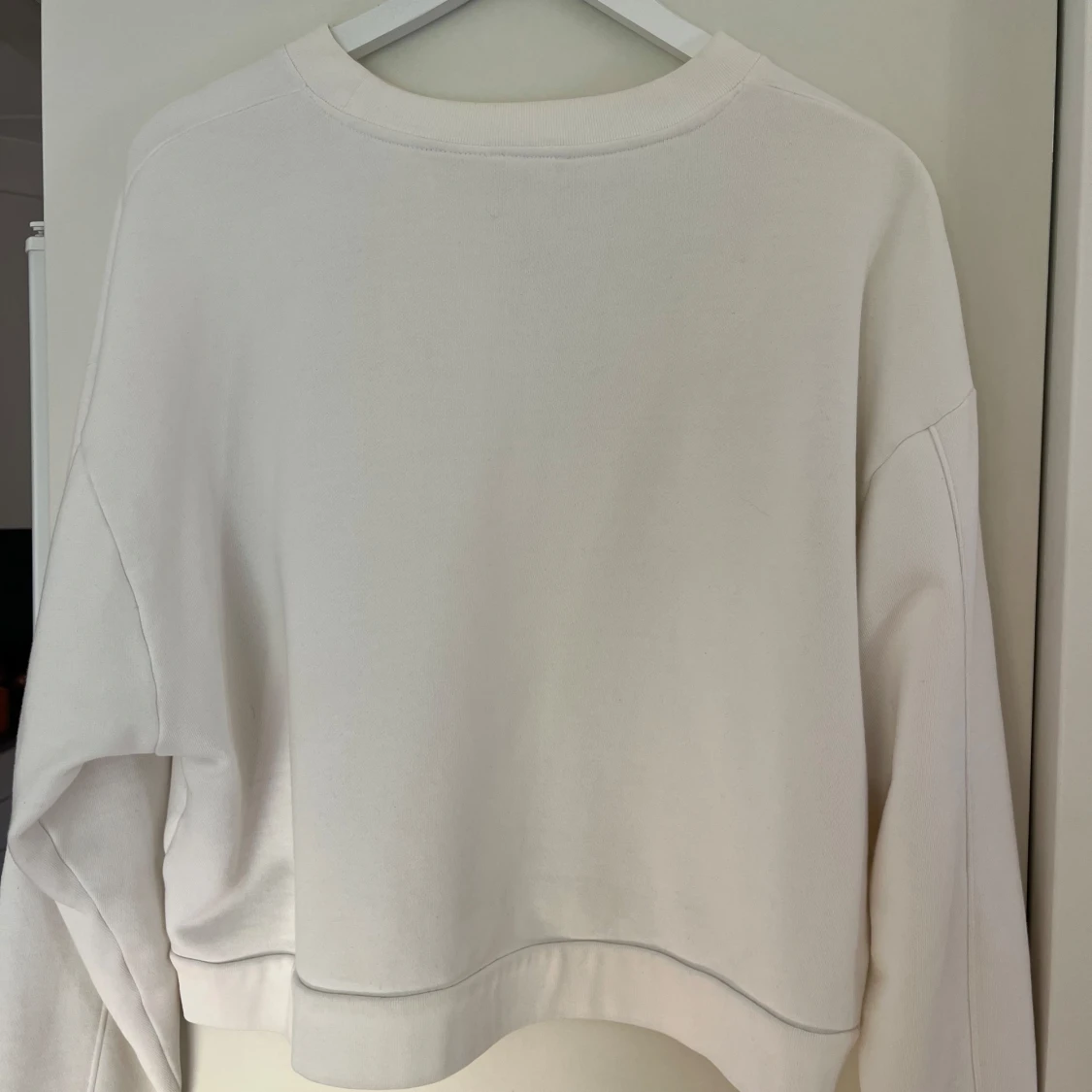 Vit sweatshirt från Levi's, croppad - 1