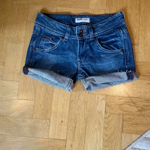Lågmidjade mörkblå jeansshorts low waist low rise shorts - Mörkblå lågmidjade vintage jeansshorts från lee strl W24 och mått syns på bilderna 🥰säljer då dem ej passar 💞