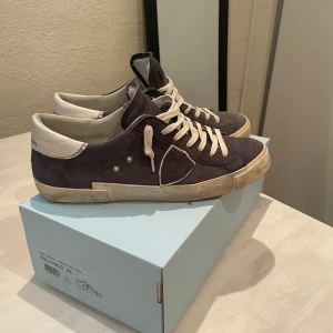 Philippe Model Skor - Säljer nu mina blåa Philippe model skor då jag är sugen på nått nytt. Skorna är i storlek 42 och är i bra skick. Köpta på Philippe Models hemsida för 4000. Jag säljer dessa för 2000. Box ingår. Kom gärna med bud och frågor!!!