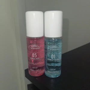 Amour de Carnaval Body Mist - Två body mists från Amour de Carnaval: Tropical Bliss (rosa, doft av pink musk & coconut) och Midnight Passion (blå, doft av amber & jasmine). Perfekt för dig som gillar fräscha och söta dofter. Köptes för 50kr styck. Säljer båda för 50 kr eller en för 30kr