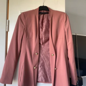 Kavaj från Zara  - Säljer en kavaj från zara, storlek S, passar både xs-s. Väldigt elegant och fin men tyvärr passar den mig inte längre. Inga fläckar eller skador.
