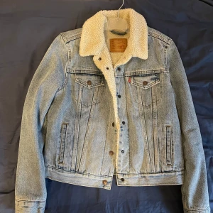 Fodrad Levi's jeansjacka - I gott skick men några år gammal. Storlek M.