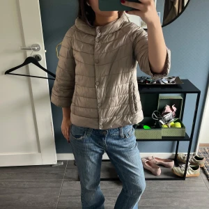 Beige trekvartsärmad jacka - Snygg beige jacka från T&G med trekvartsärm. Jackan har en hög krage, knappar framtill och är lätt vadderad💓💓💓💓