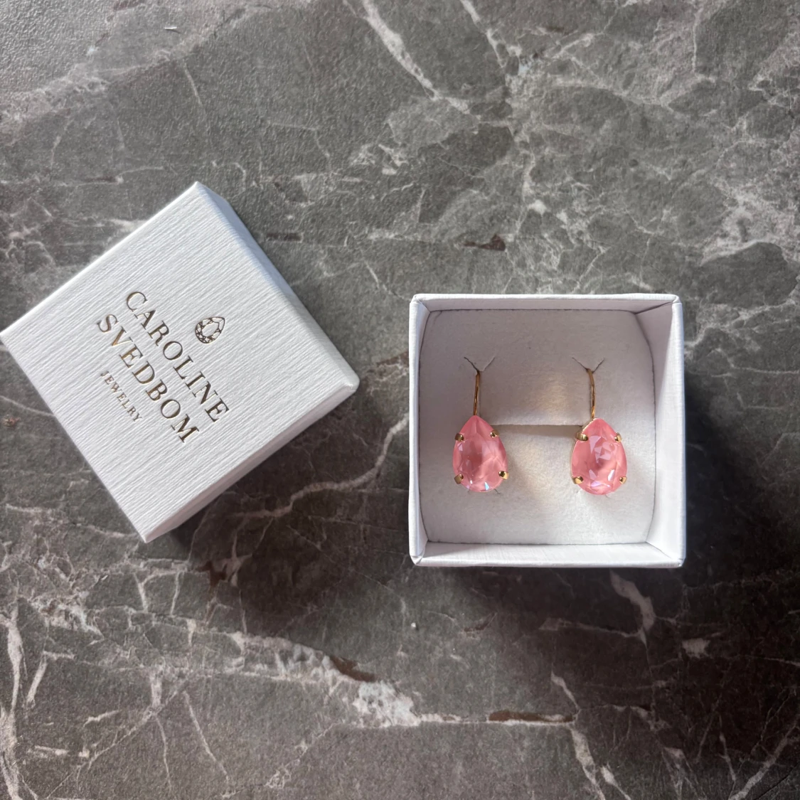 Rosa örhängen Caroline Svedbom
