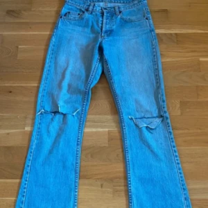 Jeans från Rocky! Ljusblå! - Otroligt fint skick! ( ej använda av mig då jag köpt begagnat själv)  Finns ej size lapp så lämnar mått här:  Innerbenslängd cirka 78 cm  Byxans totala längd 105 Midja knäppta knappar cirka 70 cm  Över lår cirka 48 cm Midwaist  Jag skulle säga att dessa är cirka S i size  Otroligt snygg detalj med kanten nedtill  Det är 4 knappar 