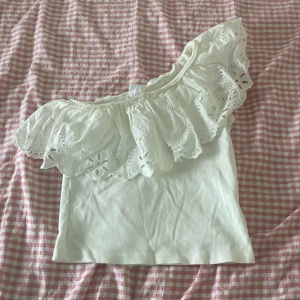 Volang off shoulder topp!! - Jättefin topp från Zara som jag använde skolavslutningen 2023, sedan dess aldrig använd och tvättad 1 ggn💕💕💕passar XS